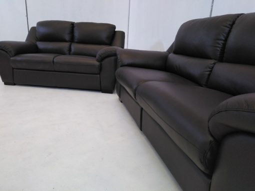 Vista del lado derecho. Conjunto de sofás relax de piel natural de color marrón - Leon