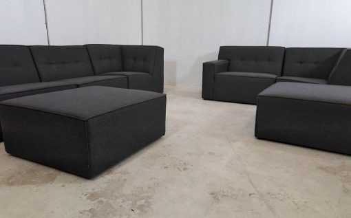 Conjunto grande de sofás modulares de color gris - 3 y 2 plazas más 2 pufs – Modules